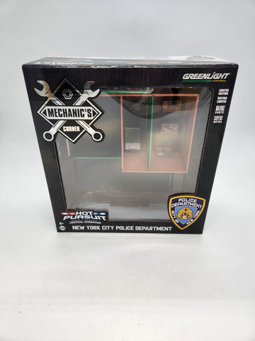 1:64 Greenlight Hot Pursuit Central Command NYPD Police Station Green Machine.