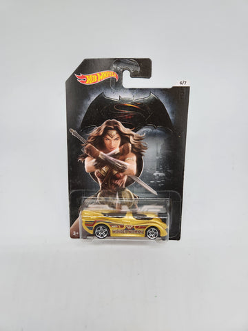 Hot Wheels Wonder Woman Power Pistons Golden Racing Car 6/7 2015 Mattel.