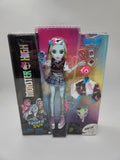 Monster High - Frankie Stein Fashion Doll with Accessories & Monster Pet Watzie.