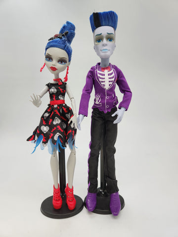 Monster High Dolls Love's Not Dead Ghoulia Yelps & Slo Mo Set w/ Brain Bouquet.